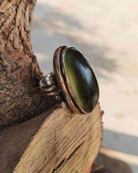 السلام عليكم در نفطي لون مميز جدا حجم الحجره ٤ س يعني خشن تواصل خاص او 0770 9826039
