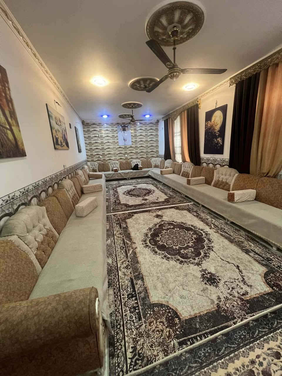 ارض للبيع مع بيت مكون من ٣غرف نوم وصاله واستقبال ومطبخ وحمامات داخليه خارجيه مساحه الكليه لأرض »2000سند( ٢٥)
***********

عنوان حي زهراء قرب مدرسه نبي شعيب
