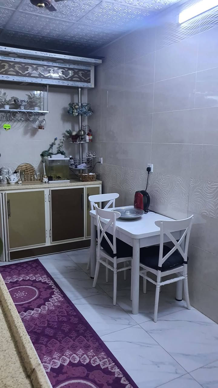 بيت رهن مساحه 165 يوجد فيه غرف نوم عدد 3 مع صاله ومطبخ بحي العامل منطقه السابعه 2 سنه رهين سعر الرهن 45 الإتصال على مكتب ابو ليث ***********
