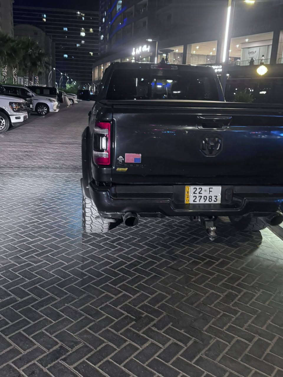 سلام عليكم
شباب دوج رام موديل 2021
 موصفات اسبورت معروفه 
محرك 8 سلندر 
شاشا جبيرا
دوسات كهربائية 
سقف فتحة
كاميرا 360 درجة
حساس 360 درجا
ردار امامي 
ردار جانبي 
ردار خلفي 
سيارا ماشي 155 الف كيلو 
 شغل ترفيع مال سيارا 4 اينج بل أمريكا 
سيارا بدون صبغ 
جاي من أمريكا طلع قتعتين كلير 
تحويل وكالا بشرط 
سعر جدآ مناسب تواصل عل رقم 
***********
