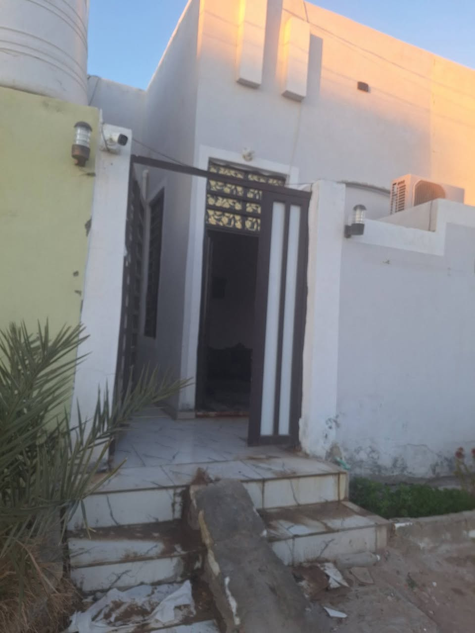 سلام عليكم بيت علة شارع الصب يم الجسر عمود110بجهت شارع الصب بيت جديد ونضيف مساحته 70اساس صب سكف صب بناء بلوك ستقبال ومطبخ وصالة اوغرفة شارع تبليط إنارة سعر30وبي مجال***********
