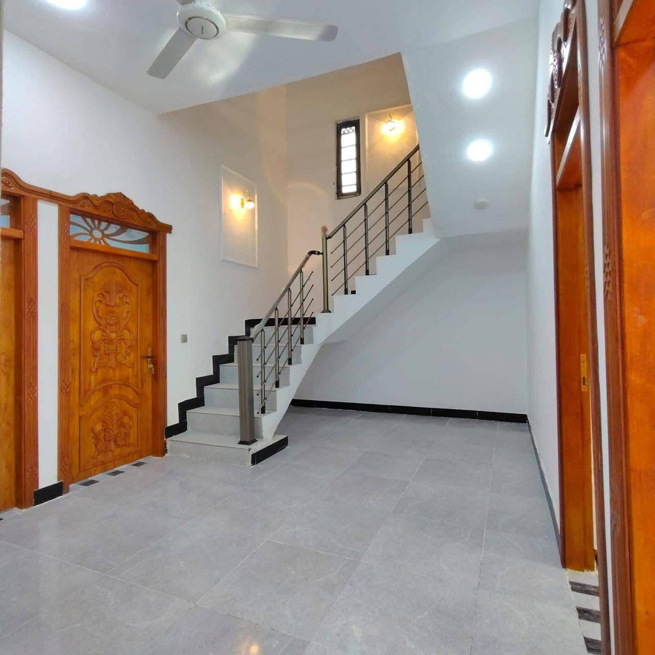 🏘 بيتين للبيع – بناء حديث
📍 الموقع: البصرة / أبي الخصيب / حمدان
✨ جميع الخدمات متوفرة
📄 الطابو: زراعي عراقي
📐 المساحة:
▪️ مساحة كل بيت 200 متر مربع
🏗 تفاصيل كل بيت:
▪️ بناء حديث
▪️ غرفتان نوم
▪️ صالتان
▪️ مطبخ
▪️ ديوانية
▪️ صحيات
▪️ كراج سيارة
▪️ حديقة
💰 السعر: 117 مليون للبيت الواحد
🔄 قابل للتفاوض
📞 للاستفسار والاتصال:
*********** البصرة, العراق
