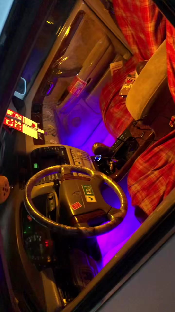 سلاو ڕێز لە براکانم ئەم مالیکەم هەیە نموونەی جوانیە دیی ڤۆڕی پچووکە دوو دووگمەیە سایارەکە بەس ماشەڵەی ئەوێت هی ژێری خۆمە ئەیفرۆشم سحری 38  شتێک کەم مەعەمەلە ڕەقەم ***********ئەدمینی گووڵ وەریگرە
♥️
