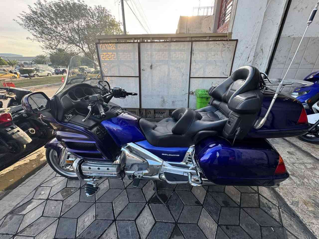 كولدن ونك حجم المحرك 1800
مديل 2002
وارد أمريكي دخول جديد بدون 
حادث مكفوله كفاله عامه 
مكينه كير بك جكات اي نقص ما بيهه ماشيه 181
عنواني بغداد شارع فلسطين ***********
