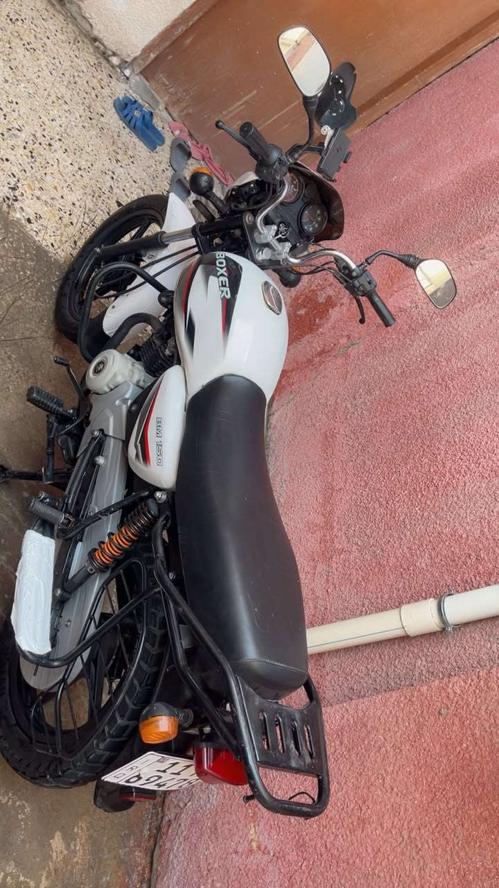 سلام عليكم بوكسر  2022   مرقم بغداد بأسمي شهر 11نازله رمبه 24
 للبيع اللون ابيض جديده ماشيه جوه ال 20  
تايرات شركه  دراجه مضمومه وجديده تجي تفحص واشوف مكينه كير ممفتوح ( موجود حته فديو لكل تفاصيل الدراجه بلمنشور) 
رقم بغداد بإسمي هزه سنويه جديده السعر2300 وبيها مجال قليل *********** مكاني حي اور
