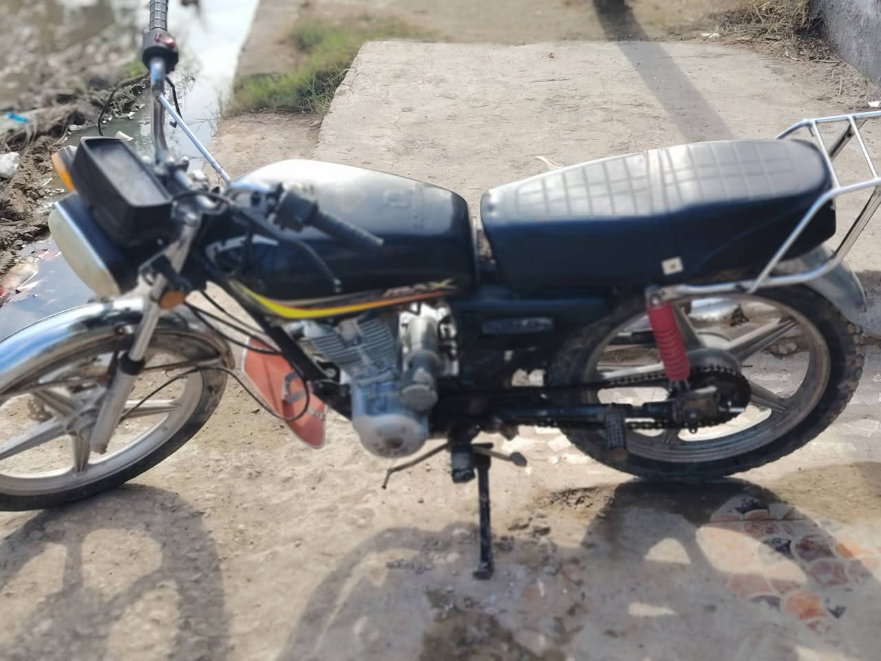 السلام عليكم شباب دراجه سافان للبيع أوراق اصولي موديل 21 محركه ناعم جاهزه گبل للشارع للبيع ب 375  وبيه مجال  الشراي يتفضل خاص او يتصل *********** مكاني حله الحمزه الغربي
