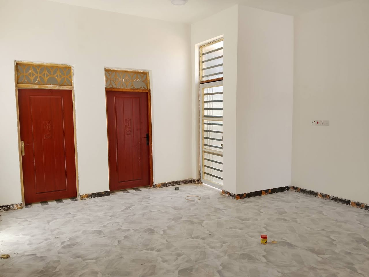 السلام عليكم بيت زراعي بكاع علي ال حامي  للبيع مساحته 140 متر واجهيته 7 ونزال 20 عل حولي اول فرع  يحتوي عله ثنين غرف نوم وصاله واستقبال ومطبخ وحمام  دخلي ولتواليت خارجيه ولسكف كونكريت جديد ما مسكون للاستفسار الاتصال ***********
