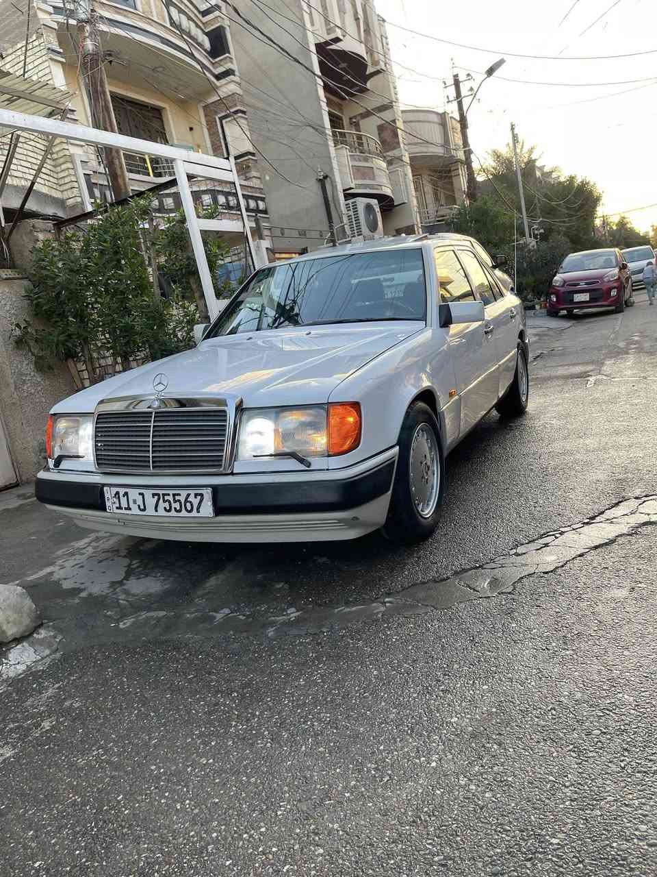 السلام عليكم 
من بعد أذن مدير الگروب المحترم 
السيارة للبيع او مراوس بشبح فقط 95 فما فوق
موديل 1991/E300
بأسمي تحويل مباشر 
جاهزة من كل شي 
كير مكينة حدادية كهربائيات تبريد طخم تاير 
مواصفاتها واضحة 
السيارة بيها قطعة او قطعتين صبغ للامانة مامتأكد حسب قول راعيها من اخذتها 
كل شي موضح بالصور والفيديو 
مكانها بغداد / بغداد الجديدة / النعيرية 
سعرها ٩٠ مجالها حگ جيتها 
اي استفسار ***********
