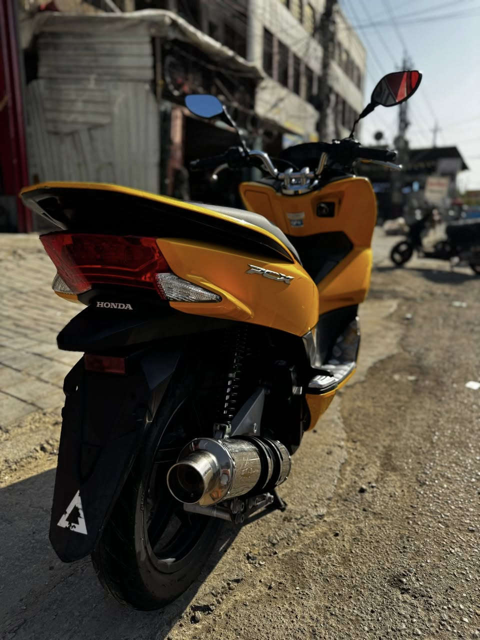 السلام عليكم pcx لبيع جيل ثاني ياباني
درجة مكفوله السعر ١٤ ورقة متواجد ***********

