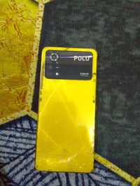 بوكو اكس ٤ برو • ٢٥٦ • مبدل شاشه