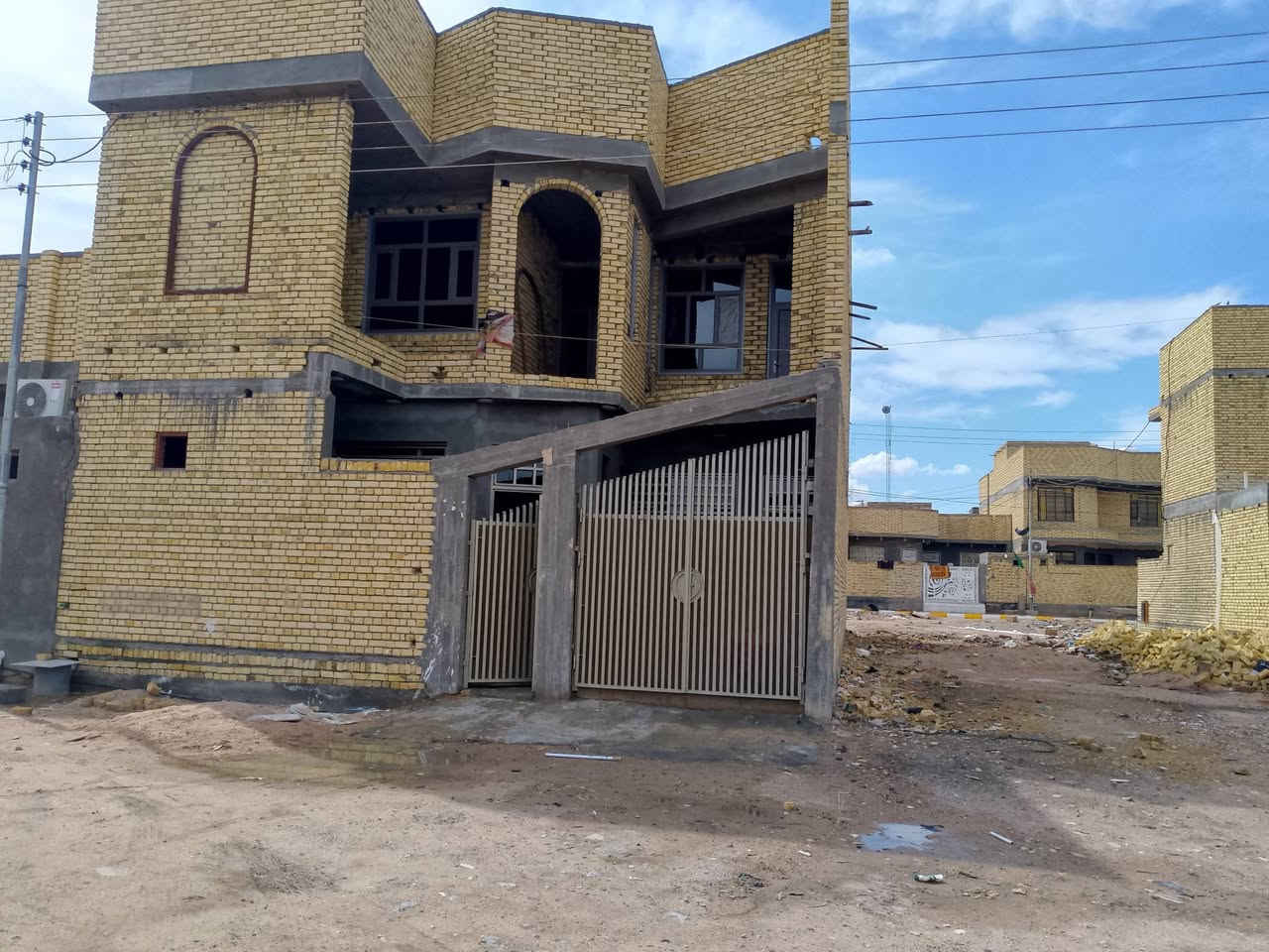 دار للبيع مقاطت 56
المساحه 200     /البناء طابقين /الطابق الول كامل فقط الرضي //الطابق الثاني فقط كامل البواب والشبابيك /ومطلوب 46مليون للقرض السعر الاتصال علا صاح البيت أو المراسله  ***********
