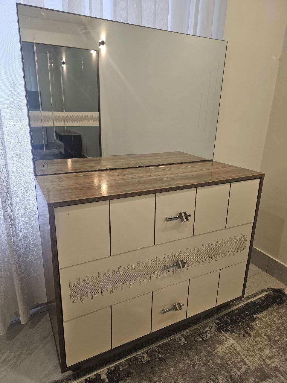 غرفة نوم نفرين مستعملة للبيع تتكون من ٥ قطع
الغرفة تحتاج صيانة لان خمس مرات انقلت 
الغرفة بدون تخت سرير موضح بالصور فقط الاطار 
سعر الغرفة 350 الف قفل بدون معاملة 
الشراي يجي هو يفتح الغرفة وياخذها ماعندي توصيل
العنوان
اربيل / تقاطع الاسكان شارع ٦٠ / خلف جامع قادر بله
رجاءا" اذا ما تشتري اعبر المنشور أربيل, العراق


**إذا كنت صاحب هذا الإعلان وتريد حذفه لأي سبب، رجاءا أرسل رسالة إلى الدعم الفني**