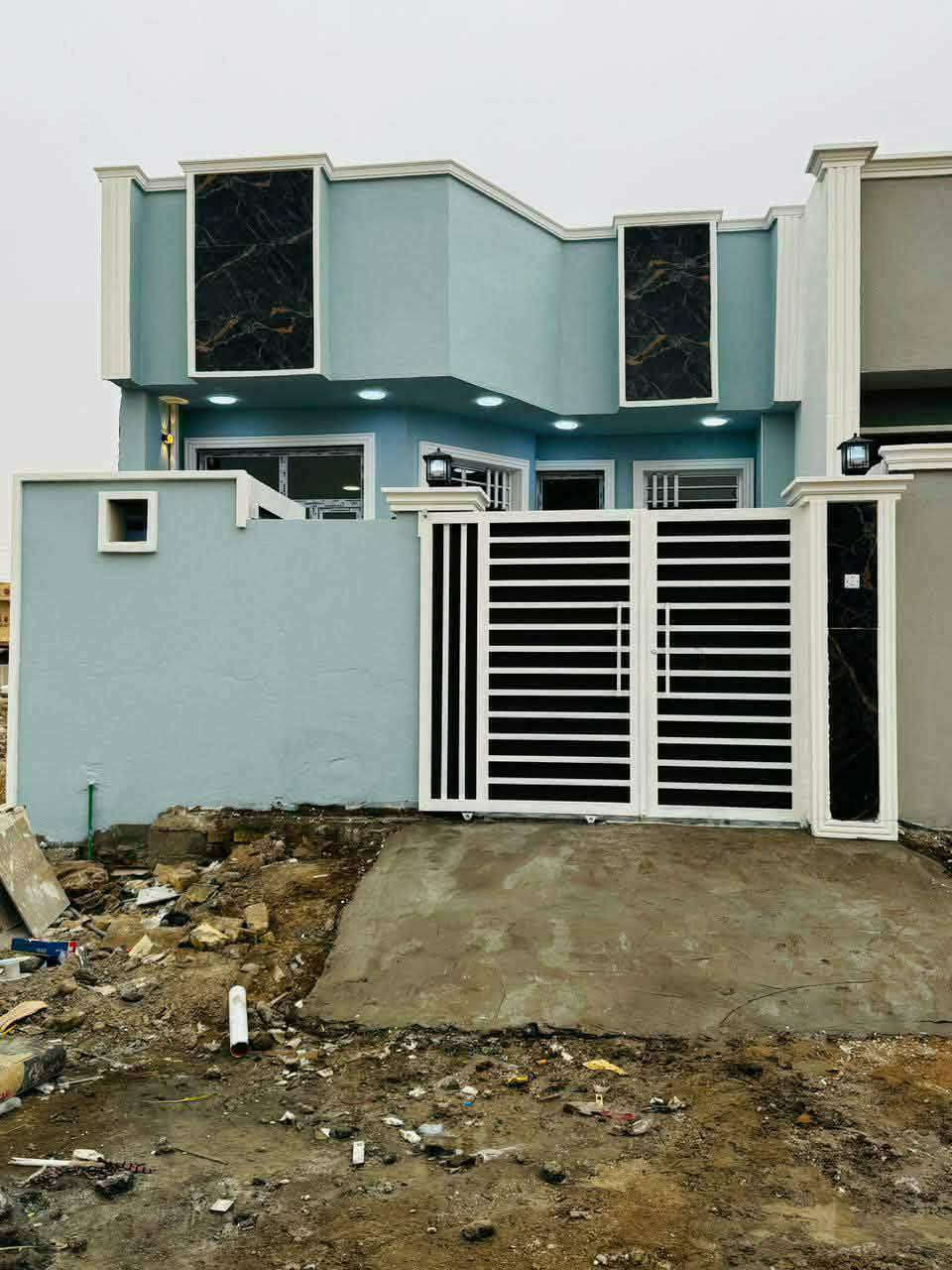 السلام عليكم مشتملات عدد 2 طبك للبيع البناء حديث درجة اولى غير مسكون في الكوت منطقة حي الحكيم نزلة الوائلية بالقرب من شارع الصب مساحة كل مشتمل من 130م وكل مشتمل يتكون من غرفتين نوم
البناء طابوق درجة اولى والسقف صب مسلح والارضية والجدران سيراميك ويتكون كل مشتمل من غرفتين وصالة واستقبال ومطبخ وصحيات داخلية وخارجية ومرقم من قبل البلدية وسعر كل مشتمل 48 وبي مجال الاستفسار الاتصال على هذا الرقم ***********
