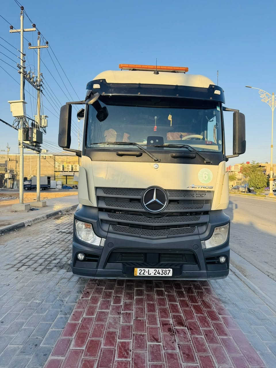 السلام عليكم 
للبيع اكتروز وحش موديل 17 سنگل امامي حجم 42 مواصفات / حساس رادار / ريتايدر/ ثلاجه/ كامره / مربوطه قلاب اربع دناگير عربانه 32 متر 2026 /رقم اربيل بأسمي تحويل مباشر مكان السيارة  كربلاء 
السعر اتصال ع الرقم ***********  للمعلومات غير متواجد على الفيس مكلف بالنشر
