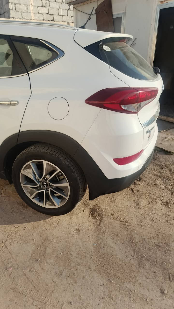 توسان ١٨ مكفولة كفاله عامه أخت الزيرو ماشيه ٥٠ ألف برغي ما مفتوح بيها على وضع الشركه سبيرها منازل رقم بغداد تبريد قطعتين سايد بريك رجل سعرها ١٨٨ وبيها مجال ***********
