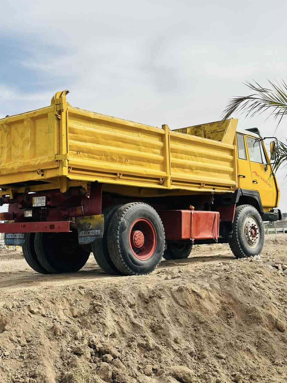 السلام عليكم 
للبيع البي قلاب افيكو 
رقم كربلاء الماني سنويه جديده مداور ثانيوم
مكينه البي 8 وكير جديد 111 تخم تاير 
جاهزه شاصيه ما مكفول سعره 55 ورقه للستفسار *********** مكانه نجف
