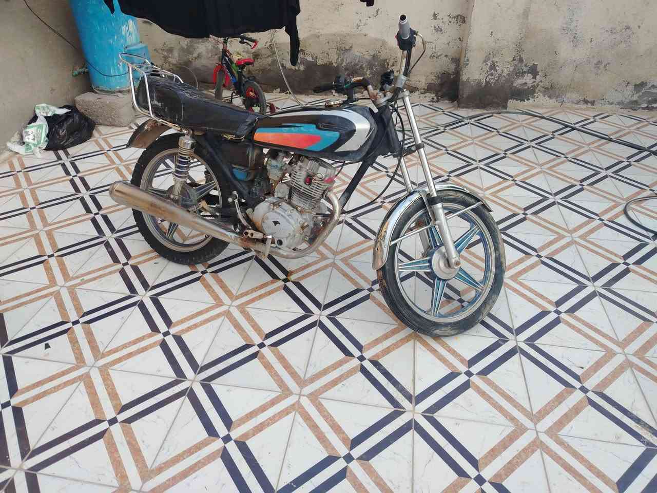 السلام عليكم عمي دراجه للبيع بارت أدوات وكفوله من العشاير ول سرقه دراجه شغاله وصوته ناعم لا تبخير لا تنقيص السعر 230 وبيه مجال مو شراي لا يتعبني مكان غراف ***********
