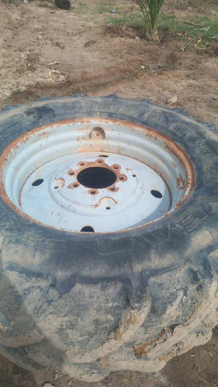 تايرات حجم ١٨عله ٣٤  كاملات لبيع  ***********  سعرهن ٢٠٠وبيهن مجال
