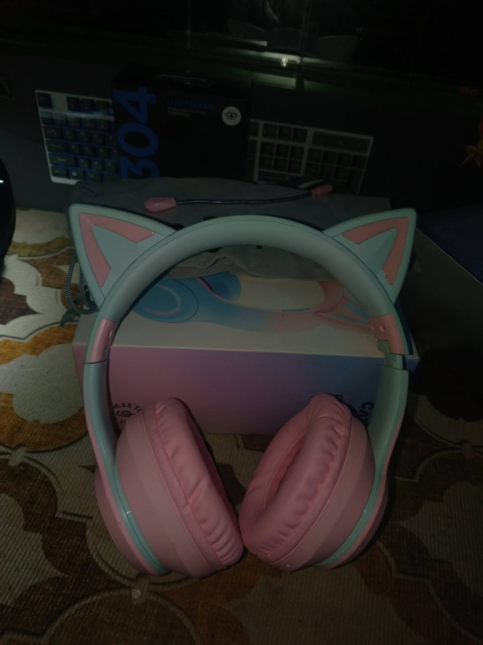 🎧 سماعة Cat Ear اللاسلكية - إصدار جيمنج المميز 🐾
خلف الكواليس أو أثناء اللعب، تميز بمظهر رهيب وأداء ممتاز!
أبرز المواصفات:
✨ إضاءة LED: آذان قطة مضيئة وجوانب متوهجة بألوان متغيرة.
📶 بلوتوث 5.3: أحدث إصدار لاتصال سريع ومستقر بدون تأخير.
🎙️ مايكروفون خارجي: مايك منفصل ونقي قابل للإزالة (Independent Microphone).
🔋 بطارية تدوم: وقت تشغيل طويل للاستمتاع بالموسيقى والألعاب.
🎧 تصميم مريح: وسائد أذن ناعمة جداً للاستخدام لفترات طويلة.
📦 الملحقات: تأتي مع العلبة الأصلية، كابل الشحن، وحقيبة قماشية للحماية.
العرض الخاص:
💰 السعر: 20,000 دينار فقط!
🚚 التوصيل: مجاني (السعر شامل التوصيل)
الكمية محدودة! سارع بالحجز الآن وارسل لنا رسالة 📥💬


**إذا كنت صاحب هذا الإعلان وتريد حذفه لأي سبب، رجاءا أرسل رسالة إلى الدعم الفني**