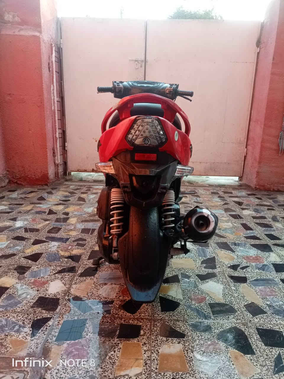 سلام عليكم جي تي ار احمر للبيع نضافه فول نازله من الرمبه صاله 20يوم عدل شاشه ٣الوان الكفر الخلفي مجولح شويه السعر مليون و200وبيه مجال ***********
