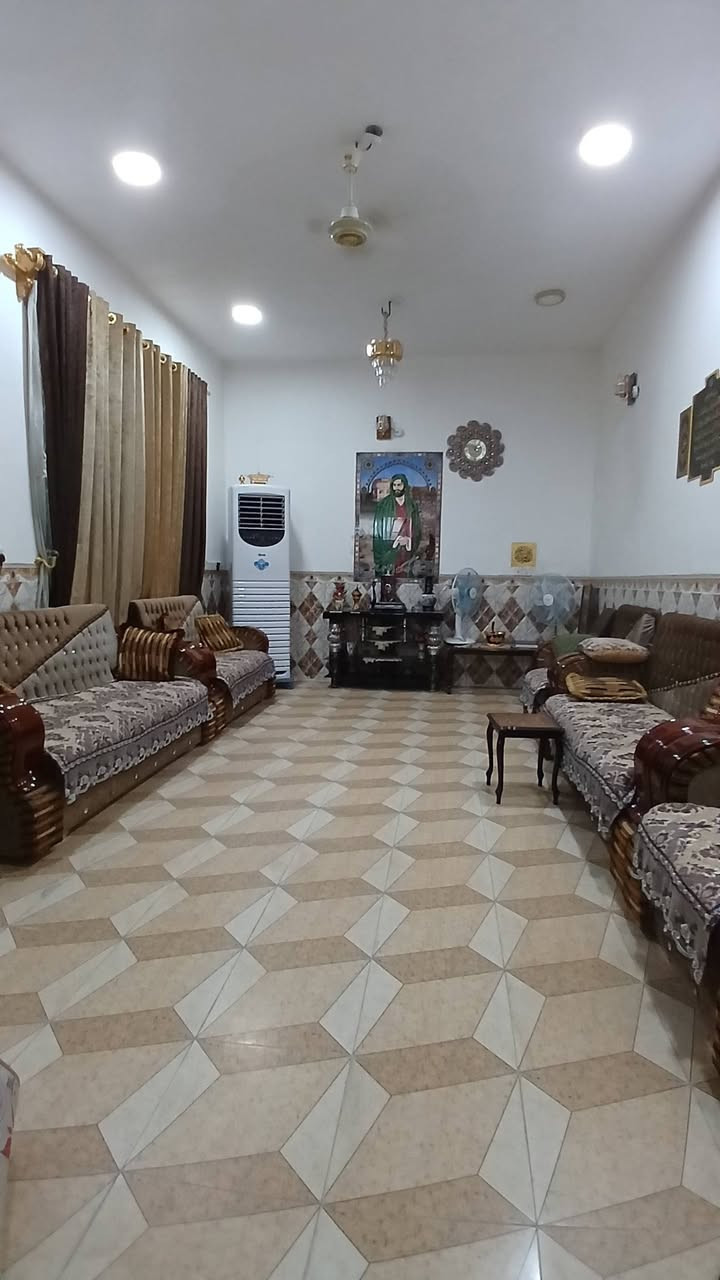 السلام عليكم 
بيت للبيع قرب رشيد الهجري مساحه 600م 
مساحه البناء 200م والحديقه 400م
يحتوي على استقبال وهول وغرفتين ومطبخ ومجمع صحيات داخليه وخارجيه 
سند 25 
سعره 63 مليون 
للاستفسار ***********
