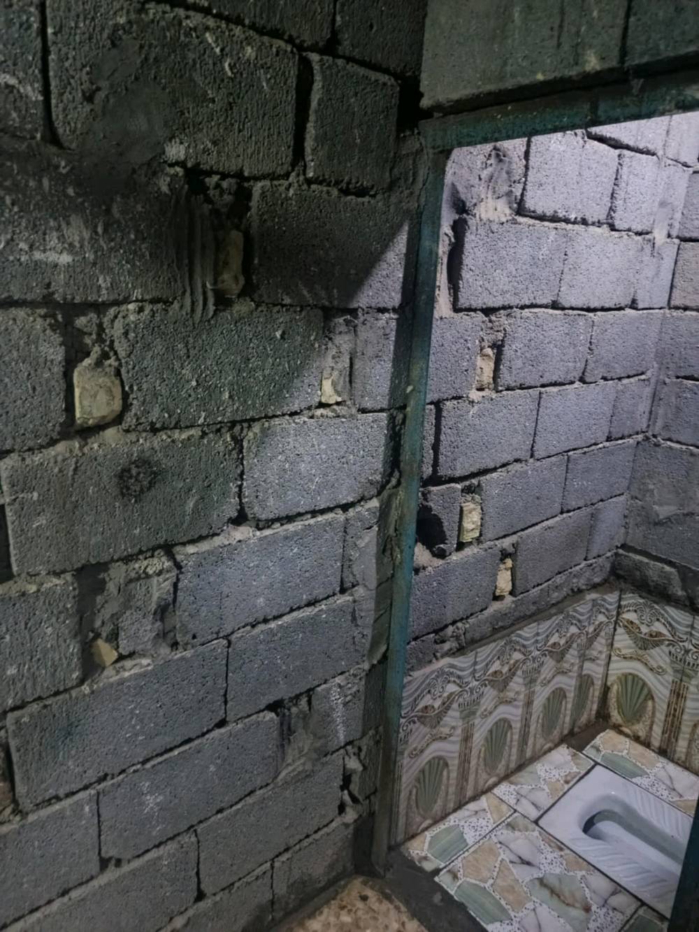 السلام عليكم بيتين للبيع كرمه علي السده مالت الشط منطقه الطوزه واحد مساحه 200 كامل والثاني مساحه 180 نقص الدوانيه بدون سقف والحمامات والمطبخ بدون سيراميك جداري السعر 70 وبيهن مجال قليل رقم الهاتف.   علمن البيت الثاني مامصو ه***********