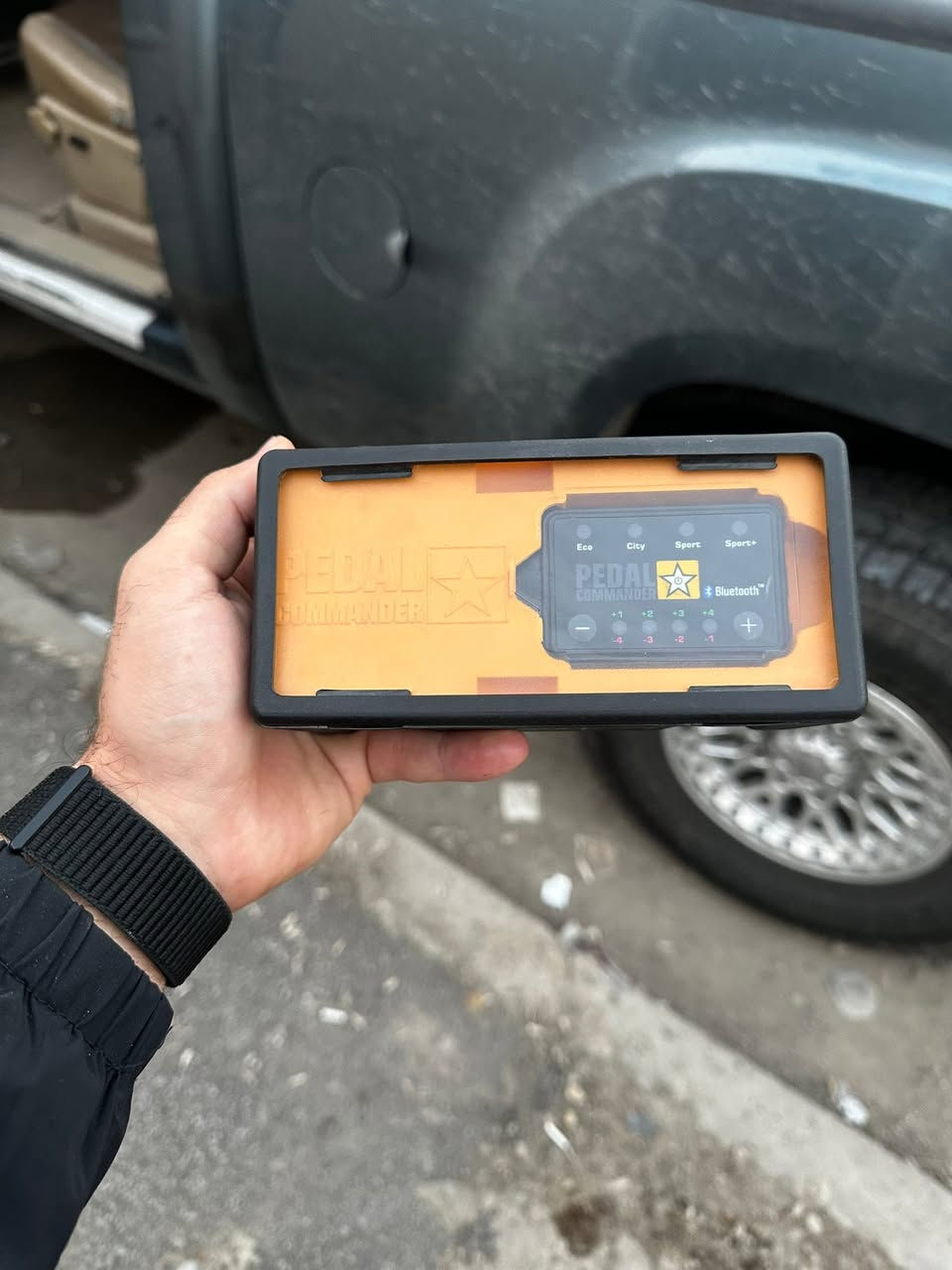 السلام عليكم 
مزاد يبدي من 150 الف 

يعد Pedal Commander نظاماً عالمياً للتحكم في استجابة دواسة الوقود، مصمماً لإزالة تأخير استجابة الدواسة الإلكترونية وتسريع الاستجابة الفورية للمحرك.يتميز الجهاز بأربعة أوضاع قيادة (Eco، وCity، وSport، وSport +) و36 مستوى ضبط مختلف للتخصيص الكامل.يوفر الجهاز سهولة التركيب "التوصيل والتشغيل" (Plug and Play) والتحكم عبر تطبيق الهاتف الذكي عبر البلوتوث.يأتي المنتج مع ضمان لمدة عامين ولا يؤثر على ضمان السيارة أو يتدخل في وحدة التحكم الإلكتروني (ECU) الخاصة


**إذا كنت صاحب هذا الإعلان وتريد حذفه لأي سبب، رجاءا أرسل رسالة إلى الدعم الفني**