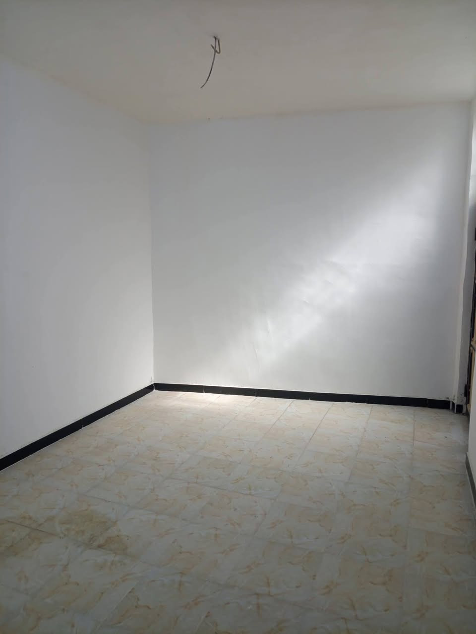 السعر 49
 المساحه 110
الموقع :        حله ابو خستاوي مفرق عنانه خلف معمل التانكيات قريب من         الشارع العام                    

نـوع الـعـقار:   طـابو زراعي سند 25 

البناء طابوك صب كونكريت 

غرفة نوم  مطبخ  صالة  هول

مجمع صحيات

نعتذر عن المراوس والاقصاد

ملاحظه البيت فارغ محد ساكن بي اليشتري مباشر يستلمه 

للستفسار ***********
