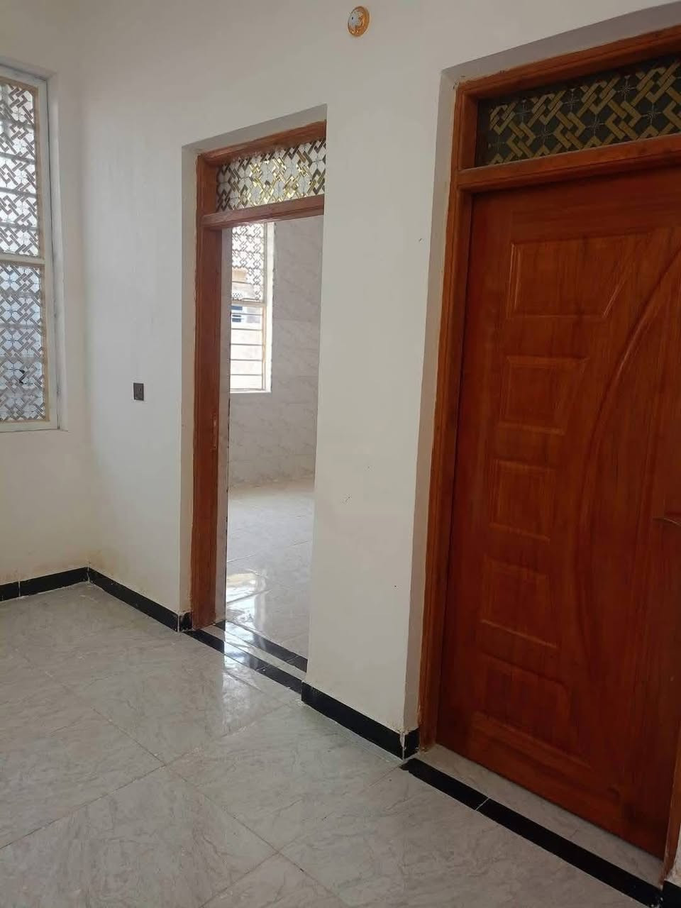 سلام عليكم 

بيت زراعي مساحه 130م 

بناء طابوك صب كونكريت شغل حديث : كهرباء بوري دفن / ماء ثلاث خطوط / قطارات سبالت / البيت جديد وبعده ما مسكون

يحتوي على : غرفتين / صاله /مطبخ / دوانيه / مغاسل داخليه وخارجيه 

العنوان : ناحية السديناويه / قرب الدله / شارع ابو مهدي المهندس 

الخدمات : ماي / مجاري / وكهرباء / وكيبل ضوئي/ وقربب على الشارع العام عرض الشارع 10 م وبسعر مناسب

للأستفسار عن البيت التصال على الرقم او المراسله واتساب او زيارتنا 

مكتب الزاهر في ناحية اور الشارع العام ركن شارع المستوصف    (    ***********    )
