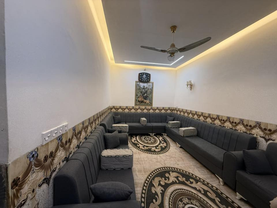 بيت للبيع في كربلاء سند 25 مساحته 100 متر طابقين
مكانه بكربلاء شارع تميم ابدايته بضهر  مدينة الزائرين مباشرة
*********** واتساب
