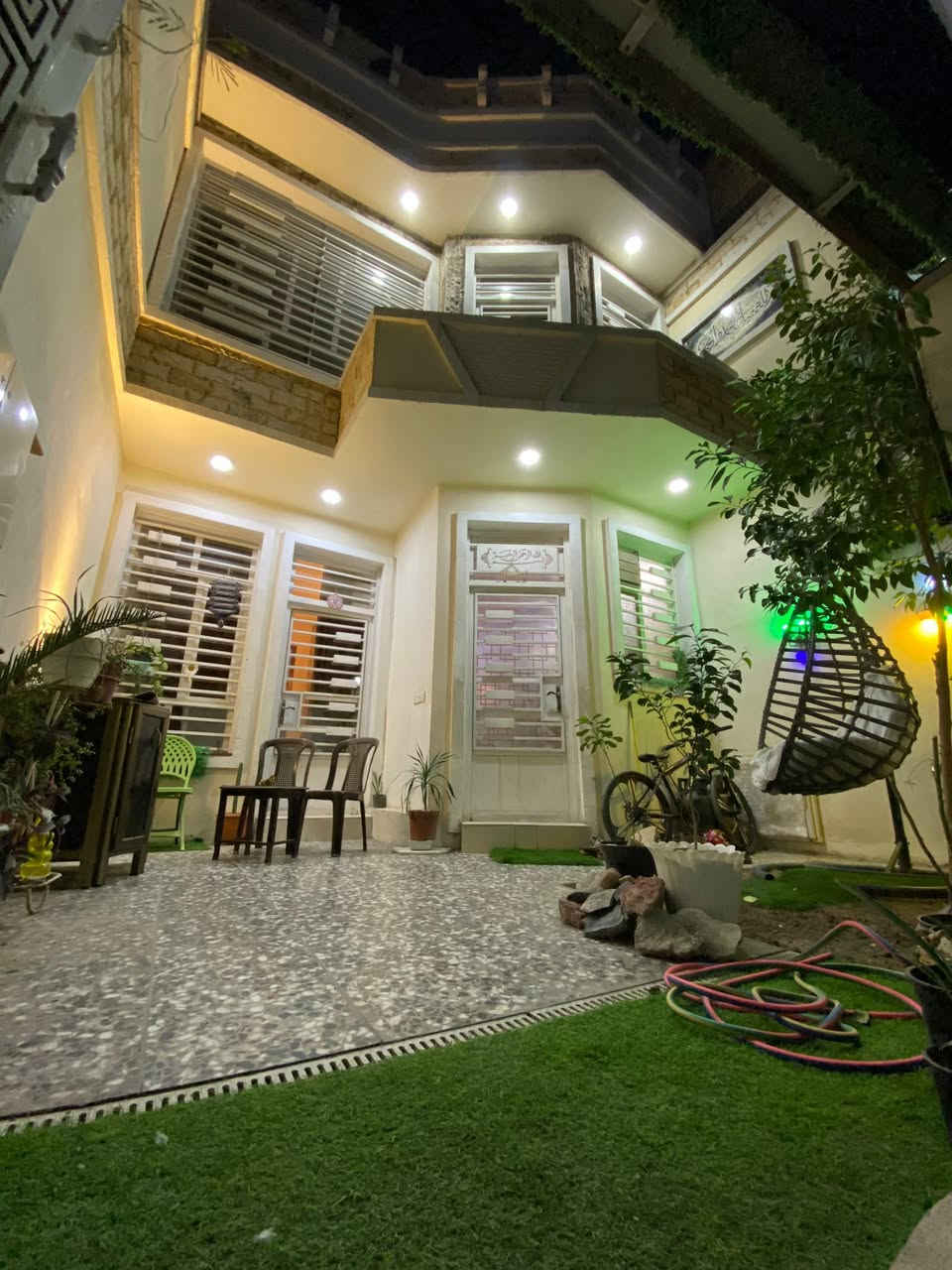 السلام عليكم دار للبيع الشالجيه الزراعي المساحه 100 متر. واجهه ٦ متر 
يحتوي على صاله و مطبخ و اربع غرف نوم  ( بناء حديث )
السعر ٢٧٠ مليون و قابل للتفاوض 

مكتب الابتغاء 
***********
