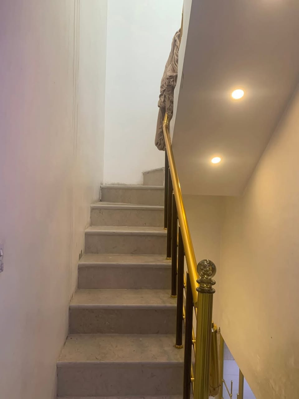 السلام عليكم دار للبيع 🏡
المساحه / 50 متر 
واجه / 5
ونزال / 10 
محتويات الدار /  2 غرف نوم + صاله + مطبخ + خدمات عدد 2  
موقع الدار /  الكرخ الاعلام حي الشباب 📍
بناء  2023
 دار نظيف وجديد  + ارضيه مرمر 
جنس العقار / طابو ملك صرف 

لمعرفت تفاصيل اكثر الاتصال علئ الارقام الاتيه 📞☎️ 
***********
***********
***********
مكتب سما النخيل _ الاعلام _ حي الشباب _ سوق اميمه 📍
