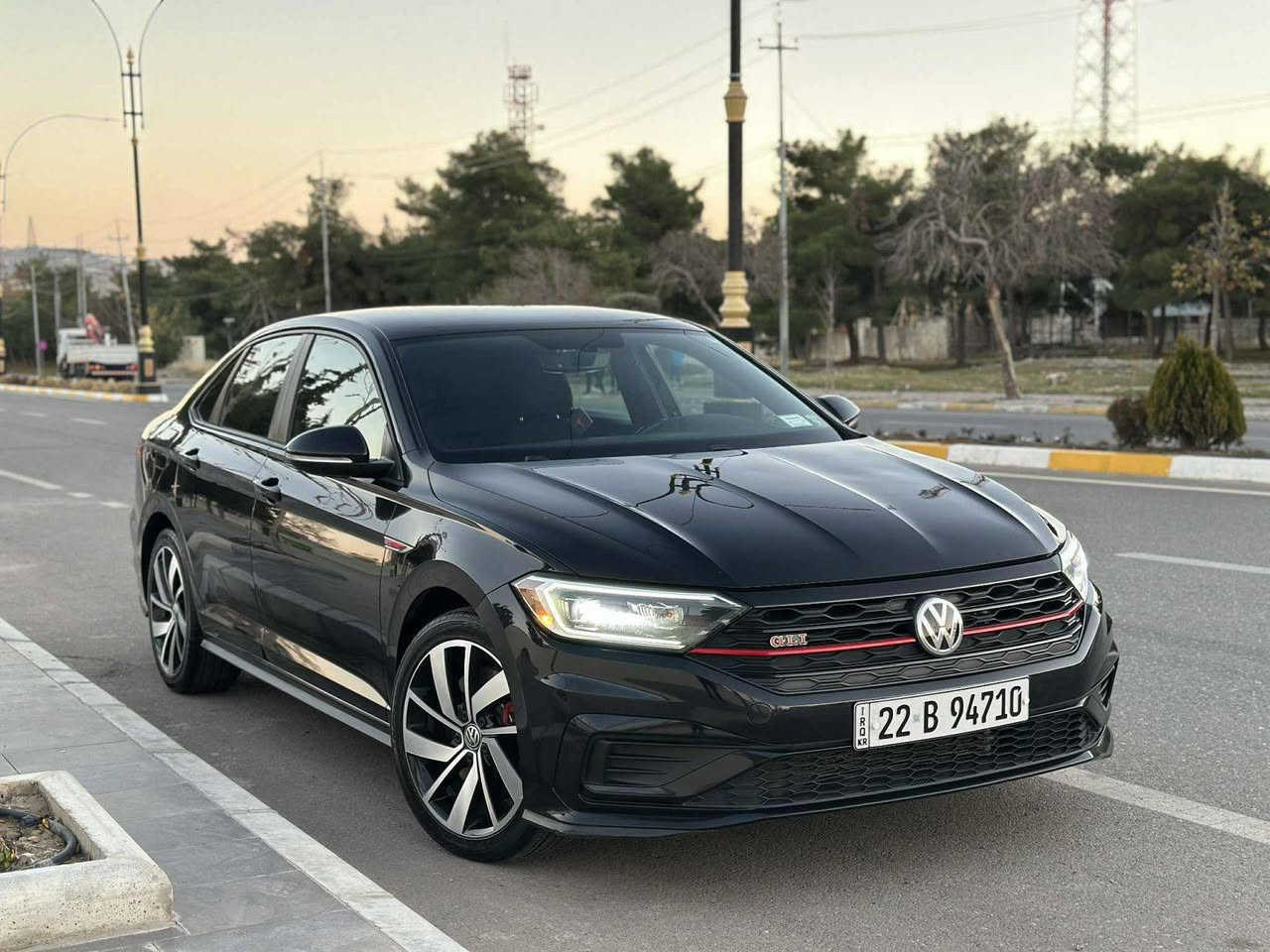 جيتا gli 35 موديل 2021
ممشي 54 الف مايل 

مواصفات 35 يعني 
1_ بصمة 
2_ كشنات سپورت و هيتر
3 - شاشه و كاميرا و أپل كار پله ي
4 - لايت دبل عدسة 
5- رادار أمامي و خلفي و جانبي
6 - كير سپورت و شفتات ستيرن
7 - تحكم ستيرن كامل ستيرن GLI
8- تبريد لمس 
9- مودات قيادة علي شاشة منها سپورت و أيكو و كومفورت 
10- بريك لمس 
11- تراكشن عادي  و سپورت بلس 
12- جامات كهربائية
13 - دشبول LED 12 ألوان 
14-لانج كونترول بلادي - باقي مواصفات معروفة ) 

السيارة حادثها خفيف دواخل ماكو و أيرباكات سليمة بلادي بشرط 
صفحة سايق قطعتين كلير أمريكا و قطعتين صبغ و روبع بنيت صبغ  

الكير و المحرك و كهربائيات و رادارات و حجر بيئة كلها بشرط 🌺

مكان سياره حاليا بغداد
للاستفسار 
***********
