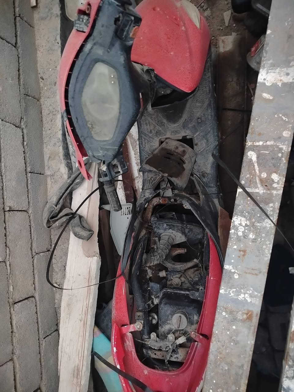 دراجة ادرس بدون محرك كل كفراتها كامله وتاير امامي والكشن كله موجود السعر 50وبي مجال***********
