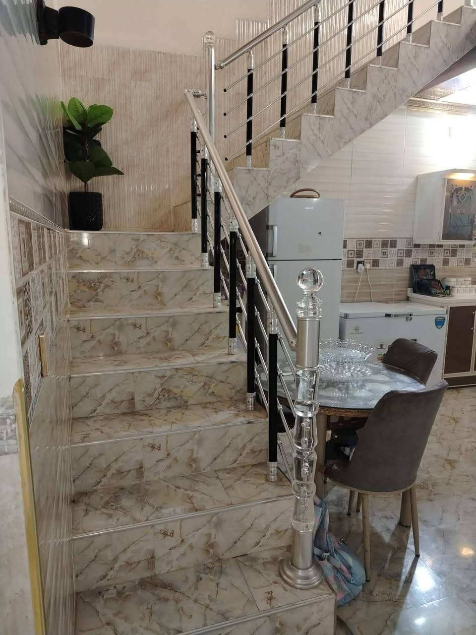 بيت للبيع فول بختياري / فرع العصائب ✨

100 متر طابقين، بناء جديد ومرتب جداً
جوه: غرفة نوم + استقبال + مطبخ + هول + مجمع صحيات
فوك: غرفة نوم + بيتونة

✔️ سيراميك كامل
✔️ سقف ثانوي
✔️ جاهز للسكن

السعر 33 مليون وبيه مجال بسيط 🔥

📞 ***********
