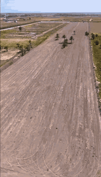 📍الموقع:
السريع الجديد (دورة – يوسفية)
بداية الشارع الرئيسي السايدين المؤدي إلى مجمع الجوهرة في الزنبرانية
تبعد فقط ١٥ دقيقة عن جسر الطابقين

 التفاصيل:
✅ طابو رسمي – سند ٢٥ – حق تصرف
✅ تنازل مباشر في دائرة الطابو (بدون إقرار محكمة)
✅ واجهة على شارع رئيسي سايدين
✅ شارع داخلي مستحدث بعرض ١٤ متر يمر وسط الأرض
✅ موقع مثالي للاستثمار الزراعي أو التجاري المستقبلي

⸻ السعر 200 مليون
للاستفسار: ***********
عنوان الشركة -دورة -حي دجلة
