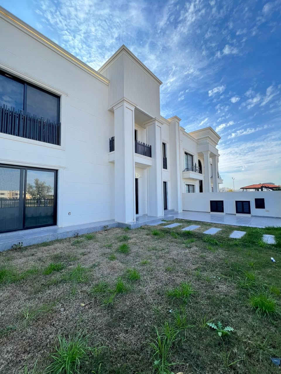 #للبيع #اربيل
#كنجان
بيت مساحة 350 متر  واجهه حديقه 
يحتوي البيت  
صالة ضيوف 
صالة داخليه 
مطبخ   
4غرف نوم 
البيت مؤثث كامل 
للمعلومات او الاستفسار أتصل
***********
