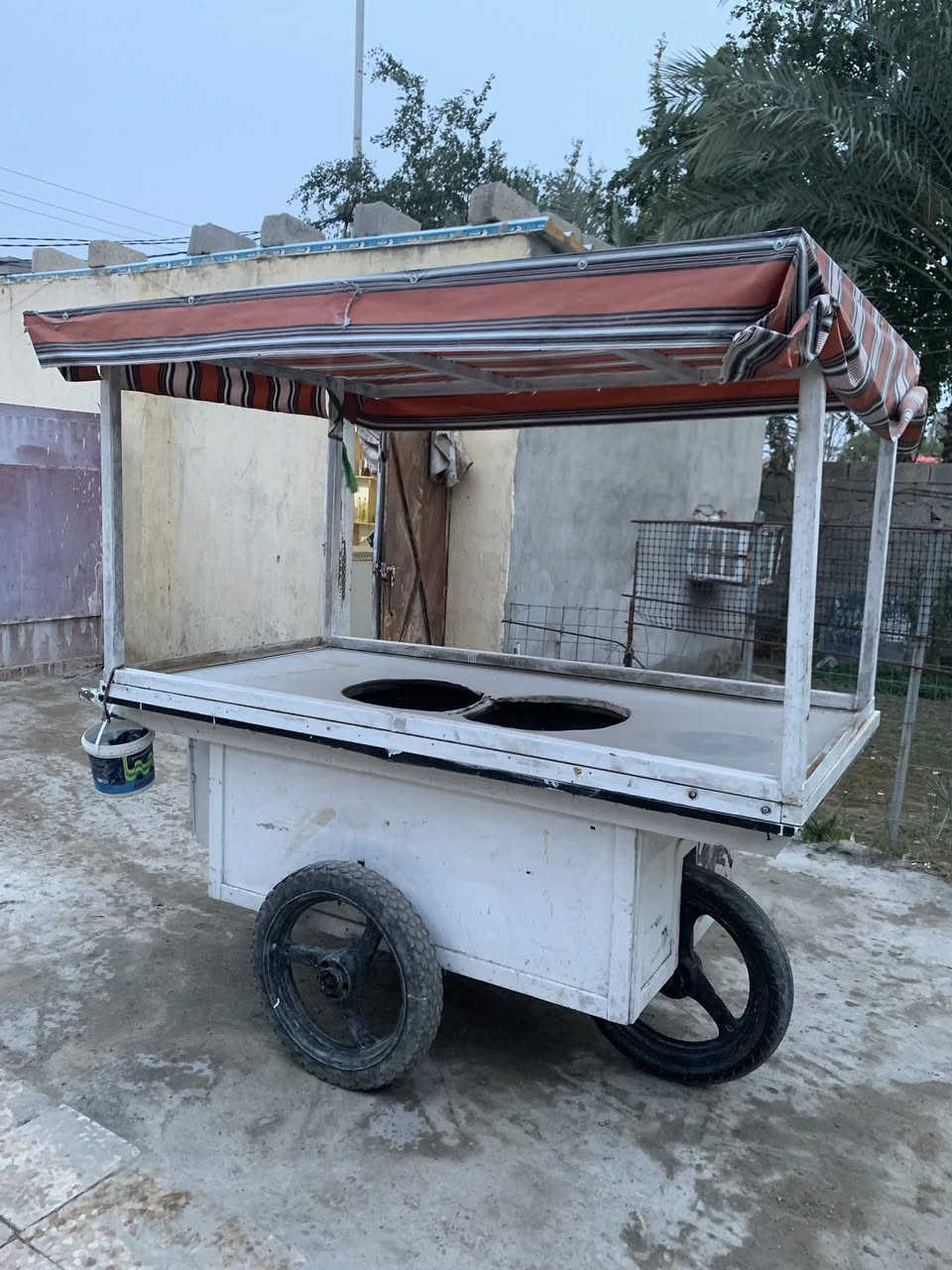 السلام عليكم عربانه لبلي جدرين 
للبيع السعر 350 بيها مجال
استفسار ***********
