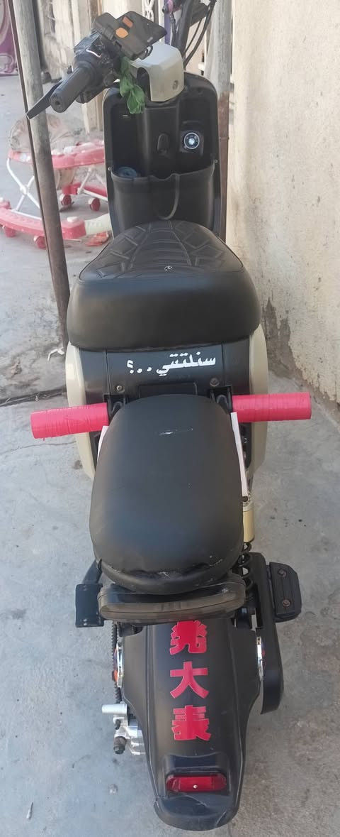سلام عليكم اخوتي دراجه شحن r9 بيع مستعجل دراجه نصيفه وحلوه مبدله بطاريات 2026 ابوالفسفوره الاصلي مبدلات اربعه مبدل تاير جديد كلشيء شغال 
موديل :-2024 
السعر :- 280000 الف دينار وبيها مجال 
المكان :- البصره الزبير دور الضباط
رقم الهاتف:- ***********
