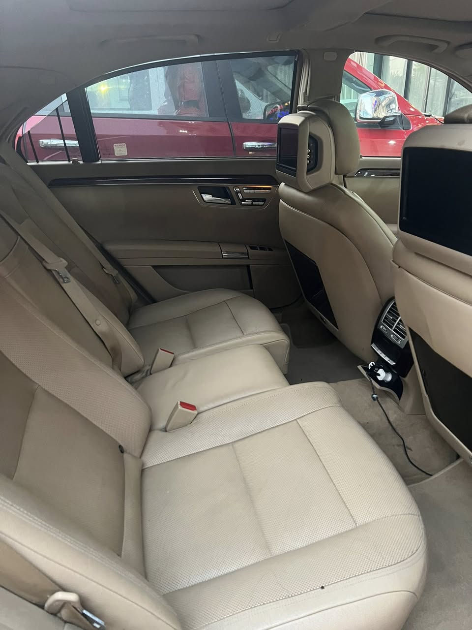 السلام عليكم
مارسيدس s500 خليجي موديل 2012
فول فول مواصفات 5 بردات
سيارة جديد

السعر290$ وبيه مجال

التفاصيل والمواصفات 
بردات كهراباء 
- 5 كشنات تدفئه 
-كشنات مساج
- ايرباك عدد 18 تكم وكشنات 
- لون بيجي مع سقف سلايت 
- سيدي جنجر 6 أقراص مع نظام تشغيل Dvd +mp3 +awx+ اوديو +مع كارت ريدر + بلوتوث
- تبريد أمامي خلفي والتكم الخلفيه
-ناظور ليلي 
- 4 بيبان شفط مع صندوق كهرباء 
- رقم اربيل الجديد باسمي
- 3 شاشات + ميز طعام
- ستيرن كهرباء
- 4 كوشنات كهرباء مع خزن حسب الوضع Vip
- جكات كهرباء حسب رغبه السائق تصعد وتنزل 
- حساسات أمامي وخلفي 
- مرآة الجوانب عاكسه للضوء 
-مع غلق المرآة الجانبية عند الأغلاق اوتو 
- نظام الهولد عند التوقف 
-لايت زنون عالي ناصي شركة أصلي
- 
- ثلاث أنظمة للقيادة S/C/M
-البيبان الخلفية لارج الحجم الكبير رئاسي
- أحزمة الأمان يأخذ وضع قياس الجسم كهربائي 
طبعاً اكو بعد مواصفات بل نسبه للجناية يعرفوهة
ماشيه 100 كم حقيقي 
السيارة مابيه اي نقص 

ملاحظه / السياره بيه صبغ  شبر يم قبق البانزين 

مكان السياره بغداد السيديه
رقم ***********
