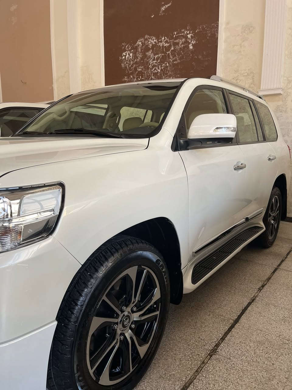 سلام عليكم لاندكروزر موديل 2016بسمي  فطيم البيع او مراوس عنوان بغداد ***********سونره موجود بل منشور
