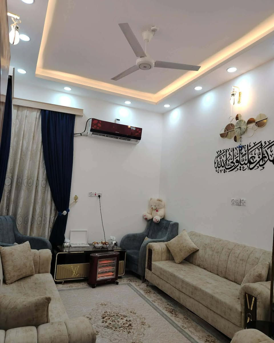 ♕ بسم الله الرحمن الرحيم اللهم صلِّ على محمد وآل محمد ♕

🏠  :#منزل_للبيع_طابق_واحد 

🌐  :#الموقع_حي_النفط_الزراعي_سند_25

📐  :#المساحة_100_متر 

🏗  :#البناء_كونكريت_مسلح_سنة_2023

🛣  :#شارع_المنزل_11_متر 
ــــــــــــــــــــــــــــــــــــــــــــــــــــــــــــــــــــــــــــــــــــــــــــــــــ

           #تـــــــــــفـــاصيـــــــــل_اكـــــــثــــــر 

غرفة نوم 1  + صاله  + مطبخ + استقبال + طارمه

+ حمامات داخليه وخارجية 

ــــــــــــــــــــــــــــــــــــــــــــــــــــــــــــــــــــــــــــــــــــــــــــــــــ

#ملاحظه_الاثاث_تباع_مع_المنزل 

💰  : سعر مناسب جداً 

📲  : #الاستفسار_اكثر_الاتصال_على_الرقم 

📞  : ‏‪0788 251 8491‬‏  واتساب سجاد ابو مهيمن 

#ملاحظه_ لعرض عقارك ماعليك سوى مراسلتنا 
عبر بريد 📩الصفحة او عبر الواتساب📲
{{👍#تابع_الصفحة لتصلك عروض مكتبنا 🫰🏛}}•

