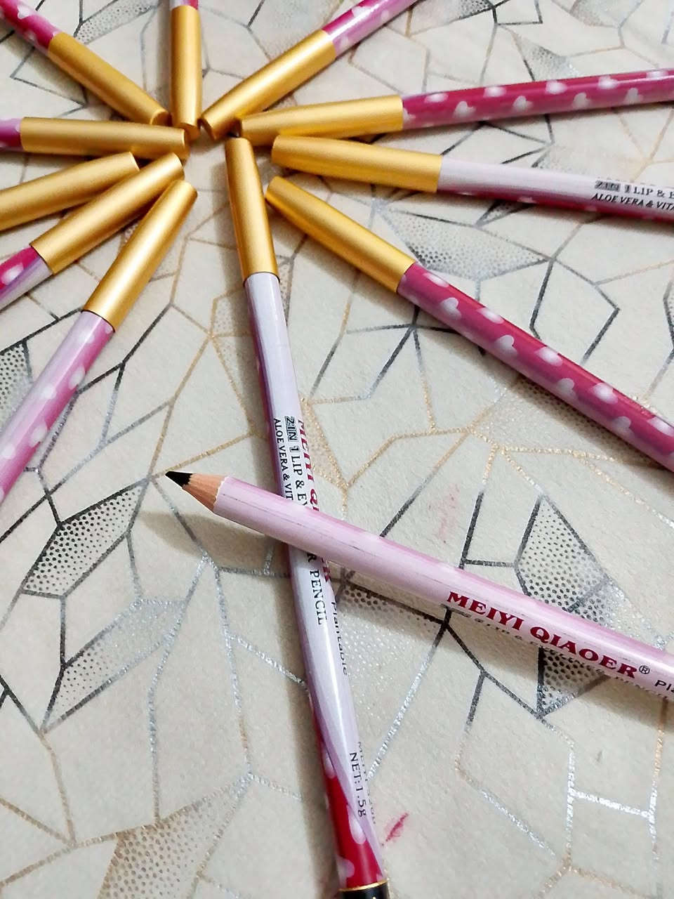 السلام عليكم مجموعه مكياج بسعار مناسبه ماركه كوريه يوجد خدمه توصيل داخل المسيب ***********
