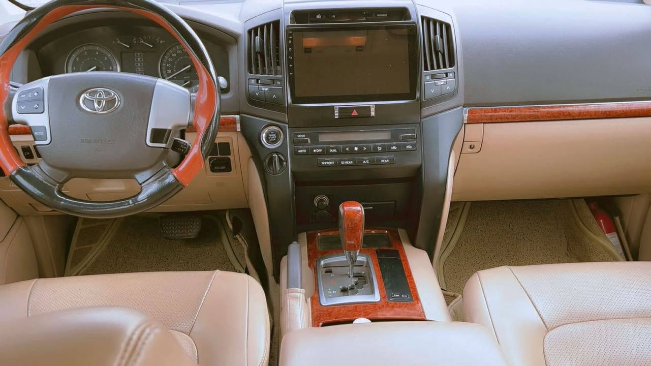 السلام عليكم
لاندكروز للبيع اومراوس حسب القناعه بسعر أقل 
موديل 15رقم شمالي
شرط تحويل او كاله
مكينه 8 ساز
مواصفات فول 
بيها بارد بل باب واضح بل سونار
ماشيه 150
السعر 390ورقه وبيه مجال
العنوان بغداد الحسينية 
*********** رقم الهاتف
