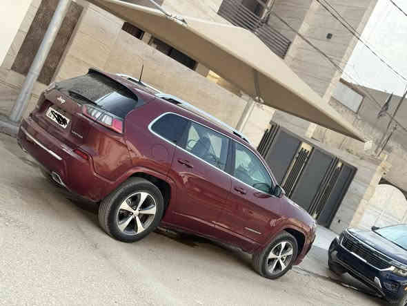 السلام عليكم جيب شيروكي بزون 
موديل 2022 لمتد 
فول مواصفات 1/1 
بانراما جلد كشنات ثنين كهرباء 
تشغيل عن بعد شاشه كبيره 
كامره حساس امامي خلفي 
رادار امامي تشغيل تلقاىي 
تحديد مسار محرك 6سلندر
تبريد قطعتين جنطه كهرباء  
اعلى مواصفات فول للاخير 
ماشيه 15الف محرك كير كفاله
بيها قطعتين صبغ فقط 
السعر 135
***********
