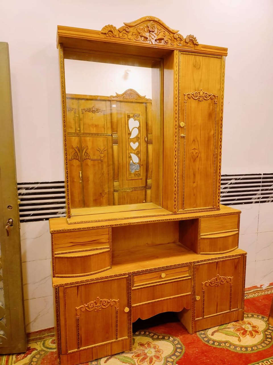 غرفه للبيع ام مسرح ام خمسه طابقين ملحق زاويه كنتوريه طابقين ملحق غرفه حلوه وجديده ضخمه كلش المكان ديوانيه حي العسكري للاتصال على هذا الرقم *********** بي واتساب *********** بي واتساب

