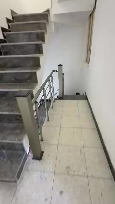 السلام عليكم بيت للايجار ب المهديه الثالثه ١٠٠ متر  طابقين الطابق الاول صالة ومطبخ وغرفه جبيره وصحيات الطابق الثاني غرفتين كبار وصحياة للاستفسار ***********
