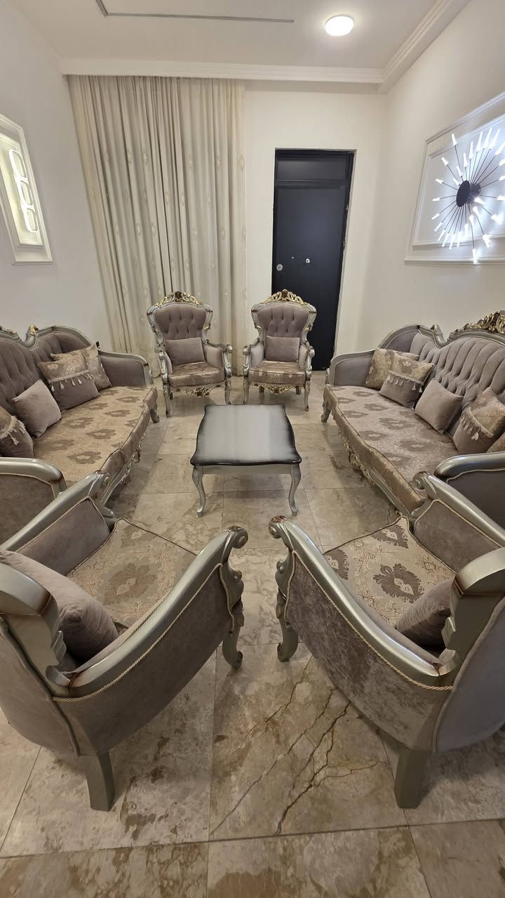 تخم تركي زان ١٠ مقعد وطبله وسط نظيف جدا مليون وربع قفل
***********
