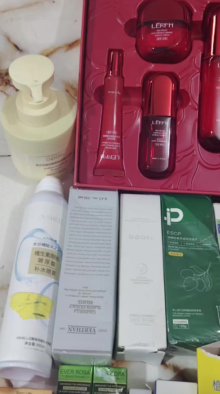 عندي شلعه ملابس شي ان وعنايه وعطور مكياج احذيه وملابس مال اطفال الي يريد هاذه رقم ***********
