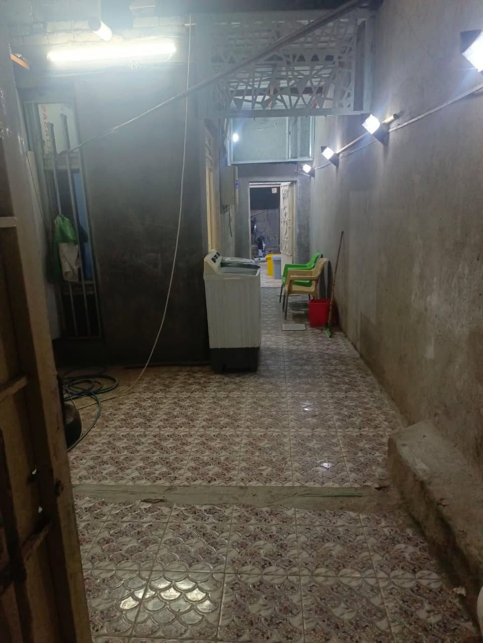 بيت 120  متر غرفه وصاله ومطبخ وستقبال وحمام داخل الغرفه وصحيات خارجيه ومطبخ حار وطارمه وغرفه فوك مخزن عايزه عگاده  وماطور ومقطوره وتوهم ماسسين مي جديد وماسسين كهرباء جديده يعني تجي كبل تسكن ماتصلح بي أي شيء سيراميك كامل ارضيه والمطبخ سيراميك للسگف وكل هذا قفله 15حاوي العباس من المولده مال علاوي الدبي تعبرون الكنطره على اليمين ثالث فرع رقمي ***********
